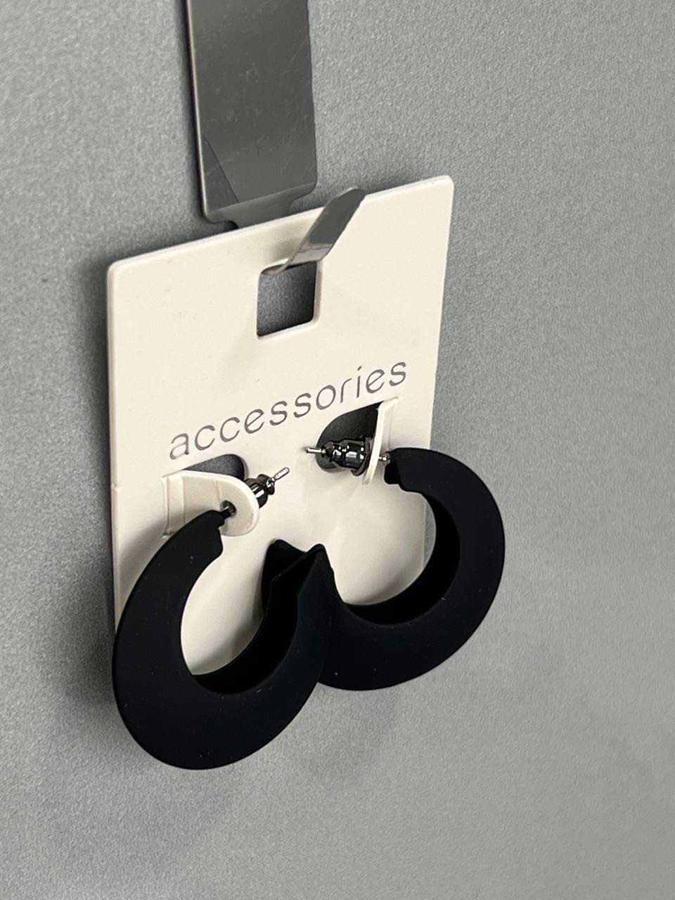 🖤 گوشواره مینیمال مشکی – برند Accessories 🖤 — تصویر ۲