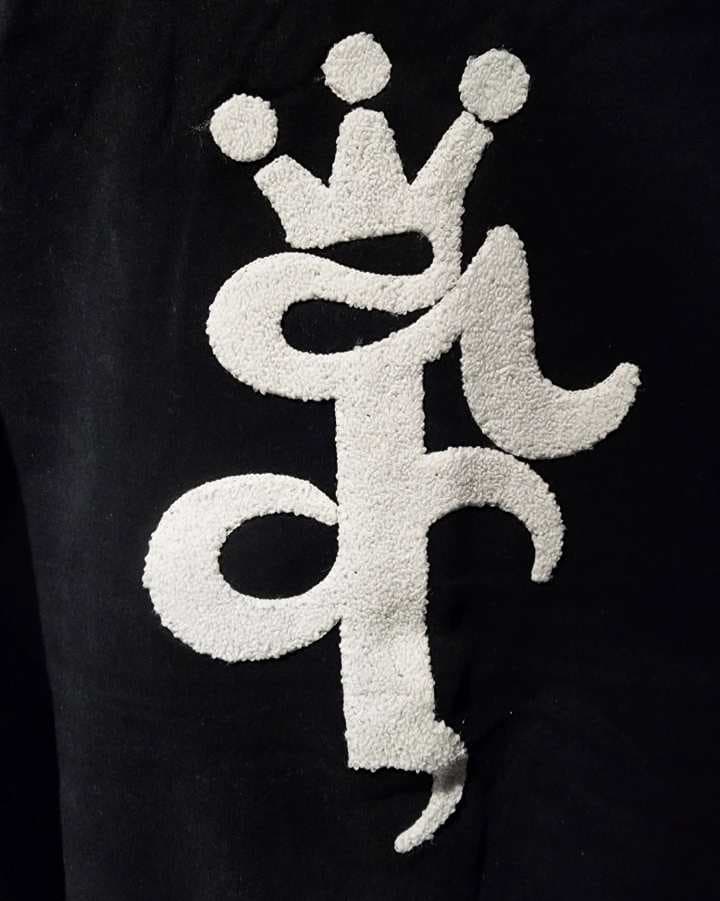 سویشرت بیسبالی مشکی طرح H کد 905 — تصویر ۴