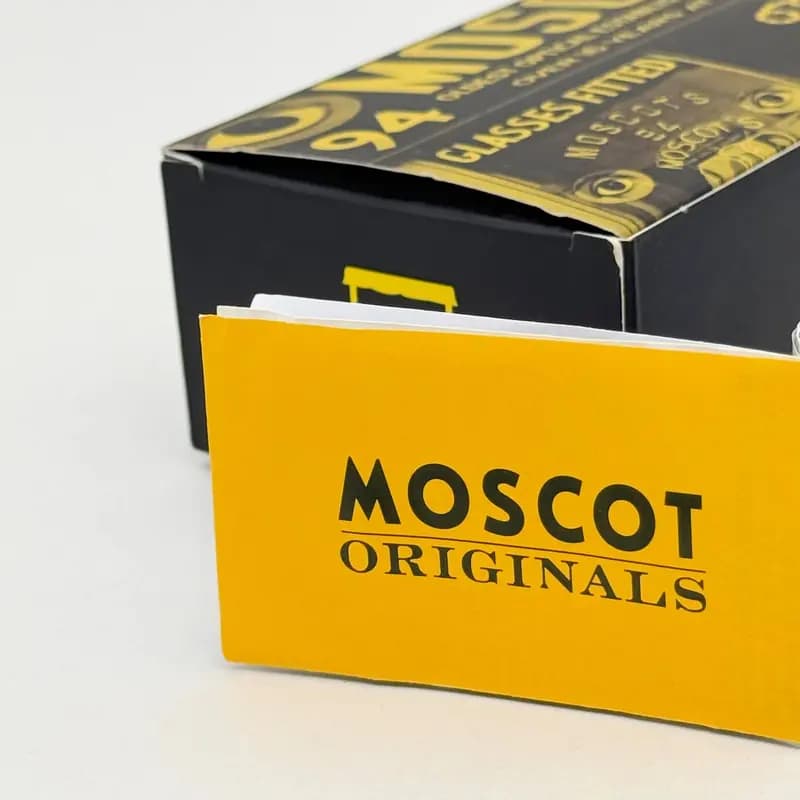 پک و قاب عینک چرمی مسکات Moscot Originals دکمه‌دار با دوخت زرد و هاردباکس ۹۴ — تصویر ۲