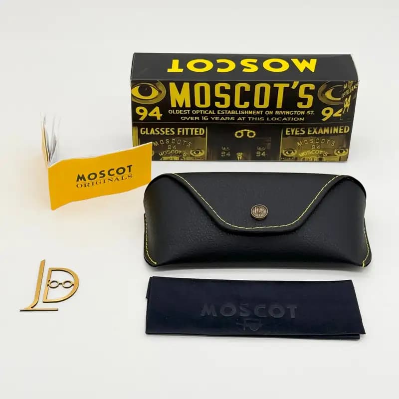 پک و قاب عینک چرمی مسکات Moscot Originals دکمهدار با دوخت زرد و هاردباکس ۹۴