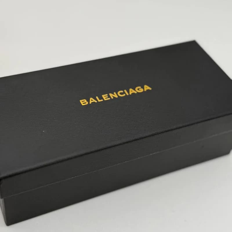 پک و جعبه عینک اورجینال بالنسیاگا Balenciaga هارد چرم مشکی طلاکوب — تصویر ۳