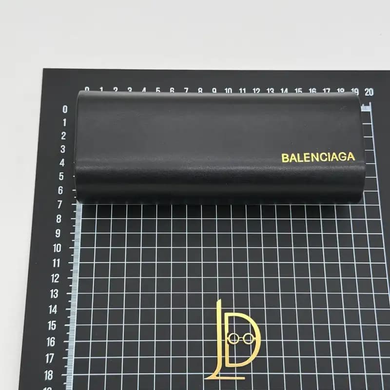 پک و جعبه عینک اورجینال بالنسیاگا Balenciaga هارد چرم مشکی طلاکوب — تصویر ۶