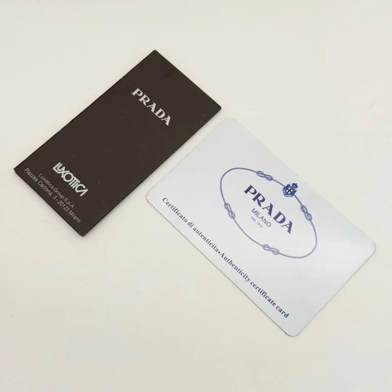 پک و کیف عینک چرمی پرادا Prada ساویانو با پلاک مثلثی و گیره کارابین — تصویر ۳