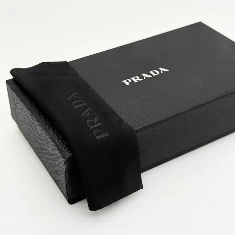 پک و کیف عینک چرمی پرادا Prada ساویانو با پلاک مثلثی و گیره کارابین — تصویر ۴