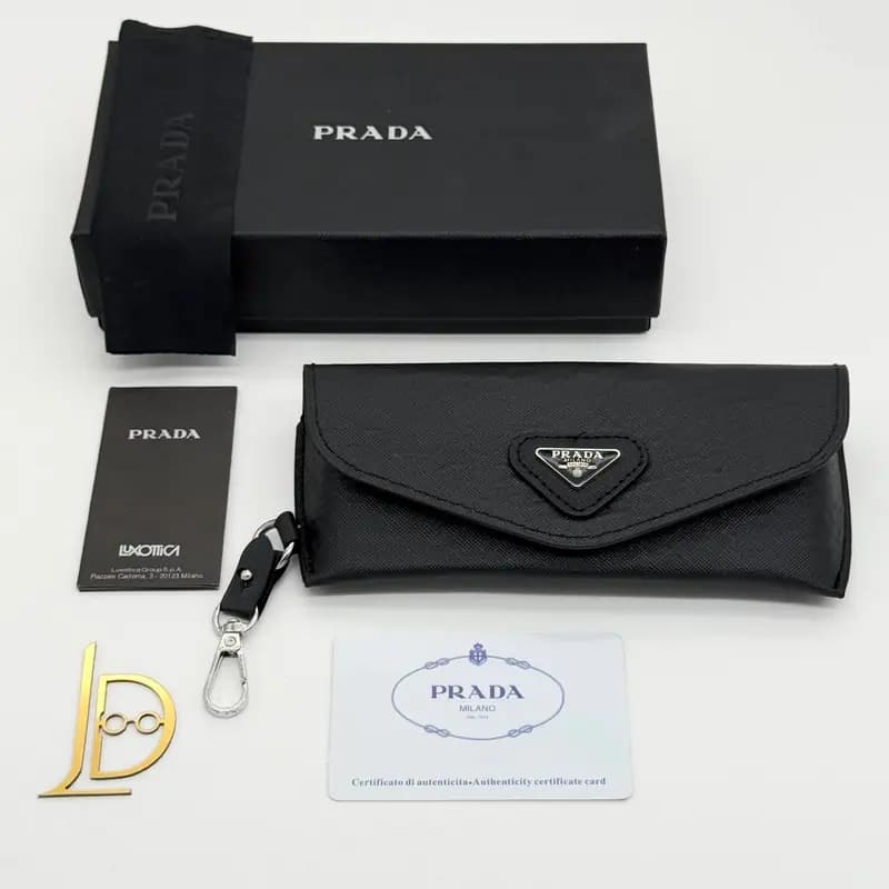 پک و کیف عینک چرمی پرادا Prada ساویانو با پلاک مثلثی و گیره کارابین