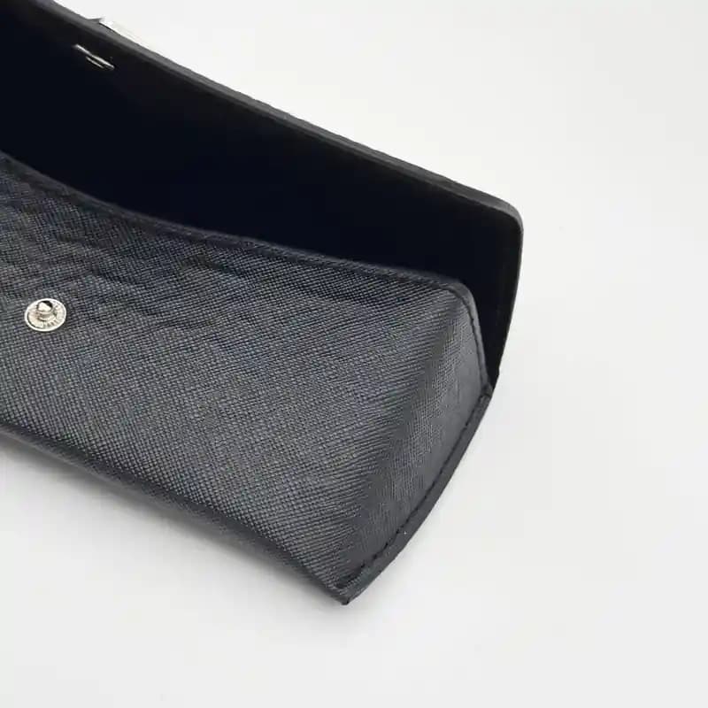 پک و کیف عینک چرمی پرادا Prada ساویانو با پلاک مثلثی و گیره کارابین — تصویر ۵