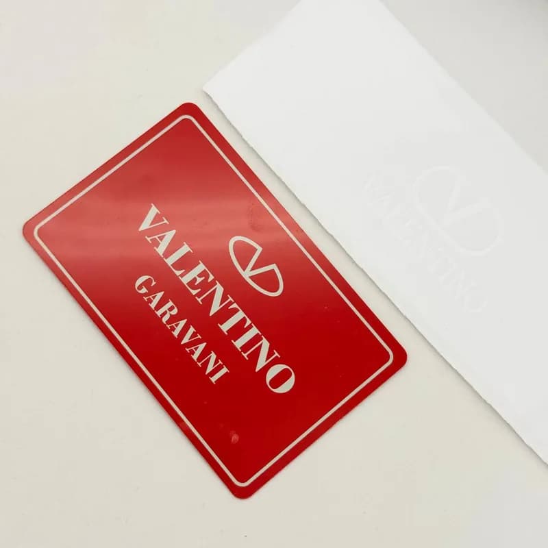 پک و کیف عینک چرمی والنتینو Valentino اورجینال مگنتی با حک برجسته — تصویر ۳