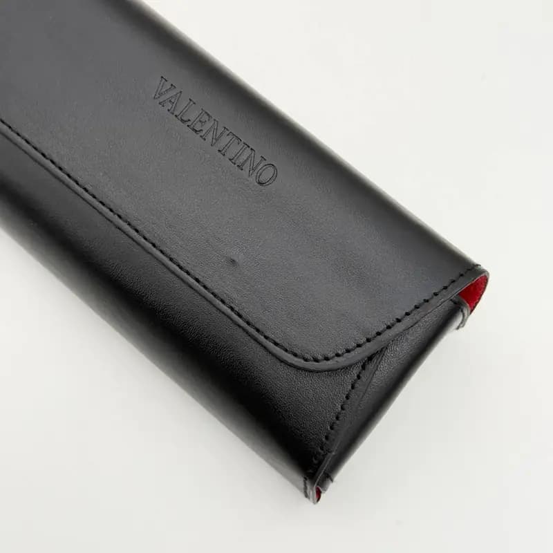 پک و کیف عینک چرمی والنتینو Valentino اورجینال مگنتی با حک برجسته — تصویر ۷