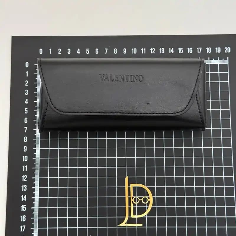 پک و کیف عینک چرمی والنتینو Valentino اورجینال مگنتی با حک برجسته — تصویر ۲