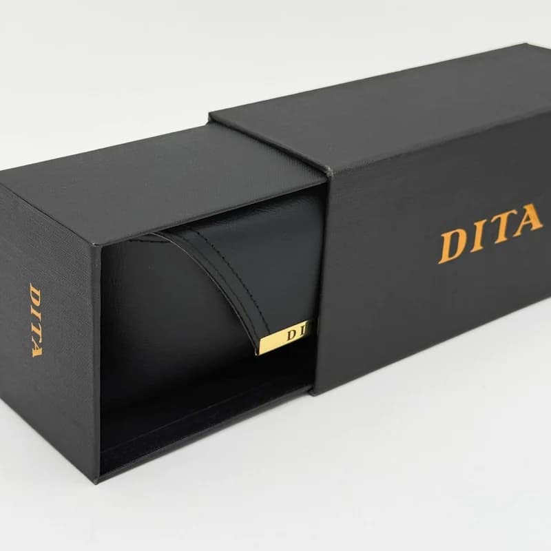 پک و قاب چرمی عینک لوکس دیتا Dita رول با پلاک فلزی طلایی و هاردباکس — تصویر ۲