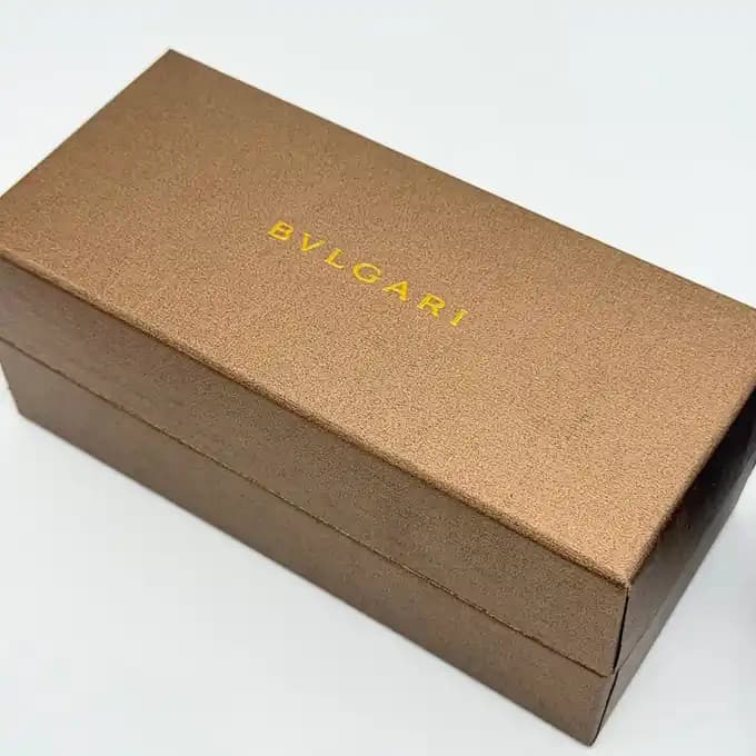 پک و قاب هارد عینک اورجینال بولگاری Bvlgari متالیک برنزی با نشان طلایی — تصویر ۴