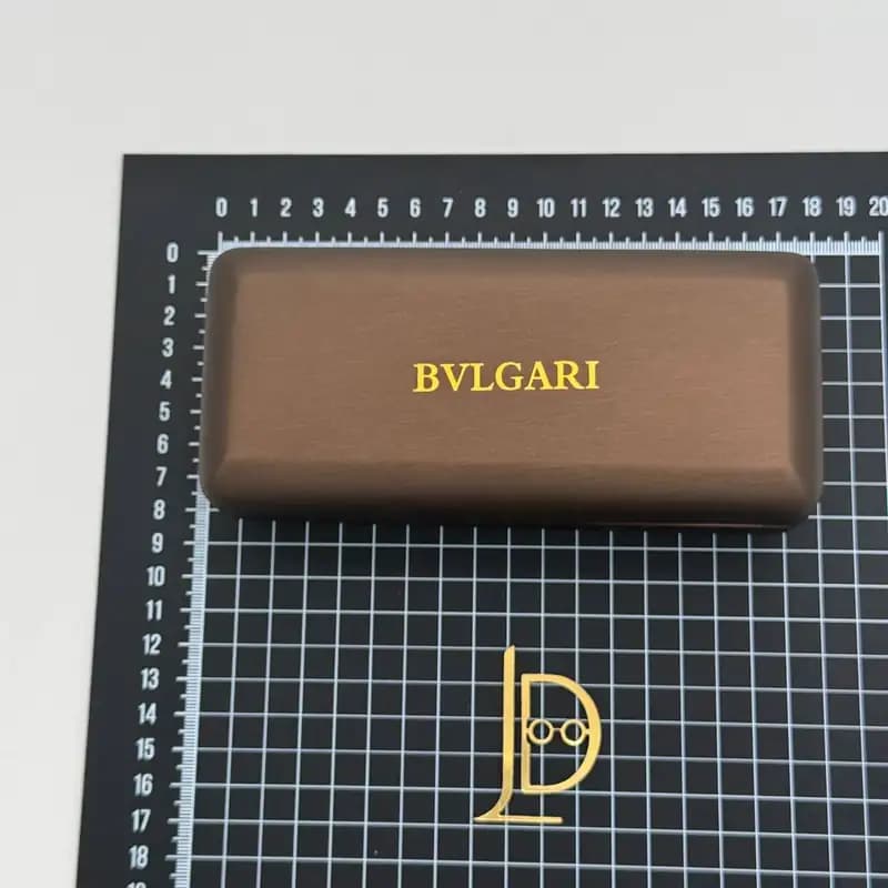 پک و قاب هارد عینک اورجینال بولگاری Bvlgari متالیک برنزی با نشان طلایی — تصویر ۲