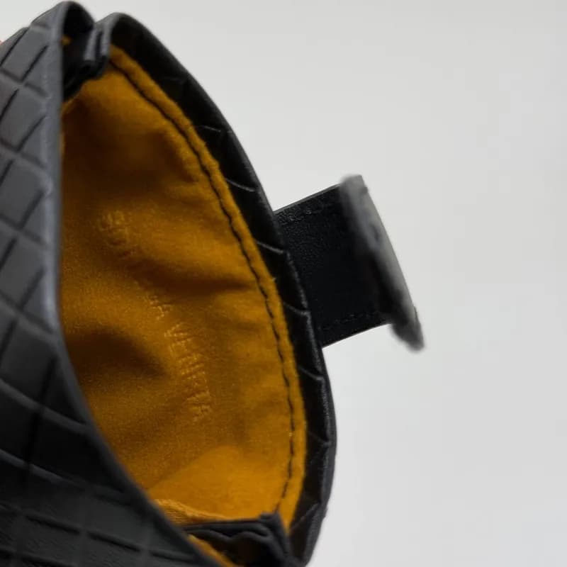 کیف و پک عینک چرم بافت بوتگا ونتا Bottega Veneta مگنتی با آستر عسلی — تصویر ۵