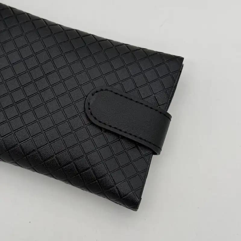 کیف و پک عینک چرم بافت بوتگا ونتا Bottega Veneta مگنتی با آستر عسلی — تصویر ۶