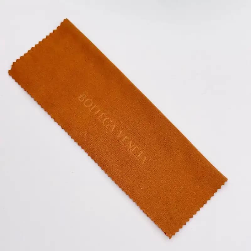 کیف و پک عینک چرم بافت بوتگا ونتا Bottega Veneta مگنتی با آستر عسلی — تصویر ۳