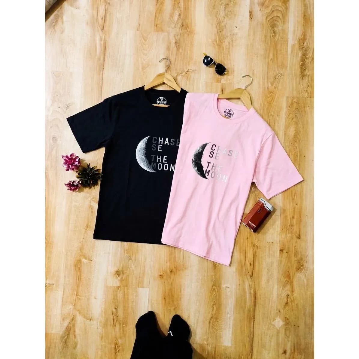 تیشرت مردانه و زنانه فانتزی نخ پنبه طرح CHASE THE MOON رنگ مشکی و صورتی — تصویر ۴