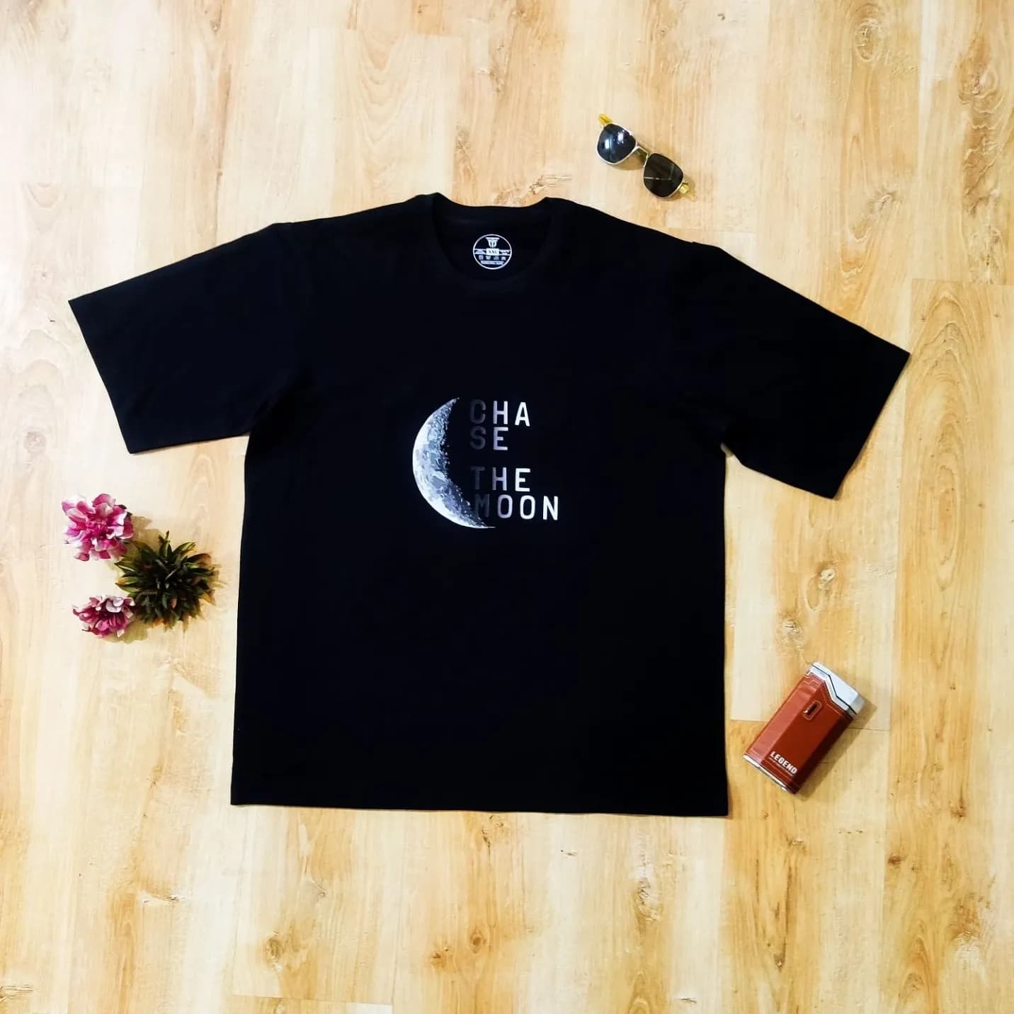 تیشرت مردانه و زنانه فانتزی نخ پنبه طرح CHASE THE MOON رنگ مشکی و صورتی — تصویر ۳