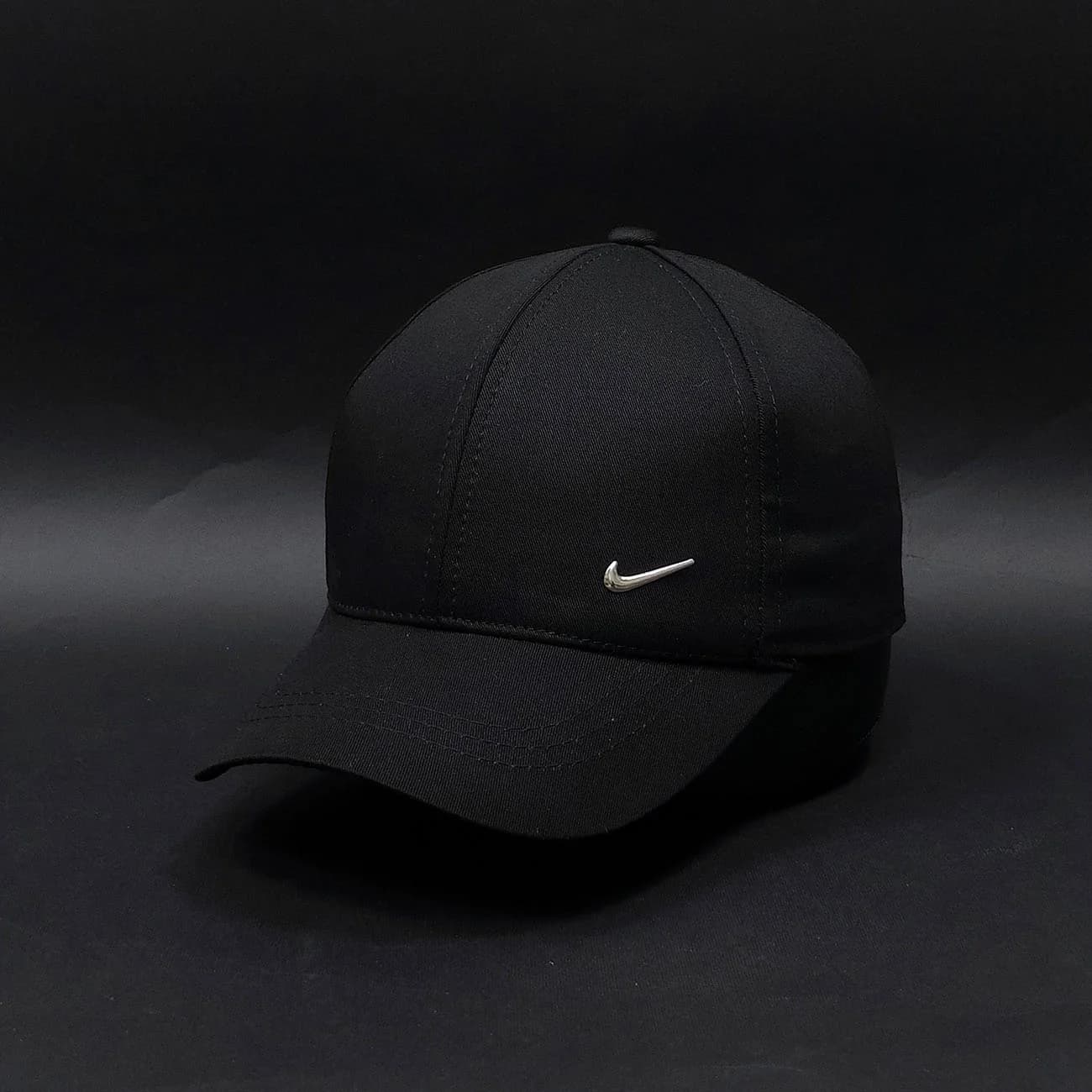 کلاه بیسبالی کتان NIKE بغل | کپ مینیمال مشکی با لوگوی فلزی نقره‌ای