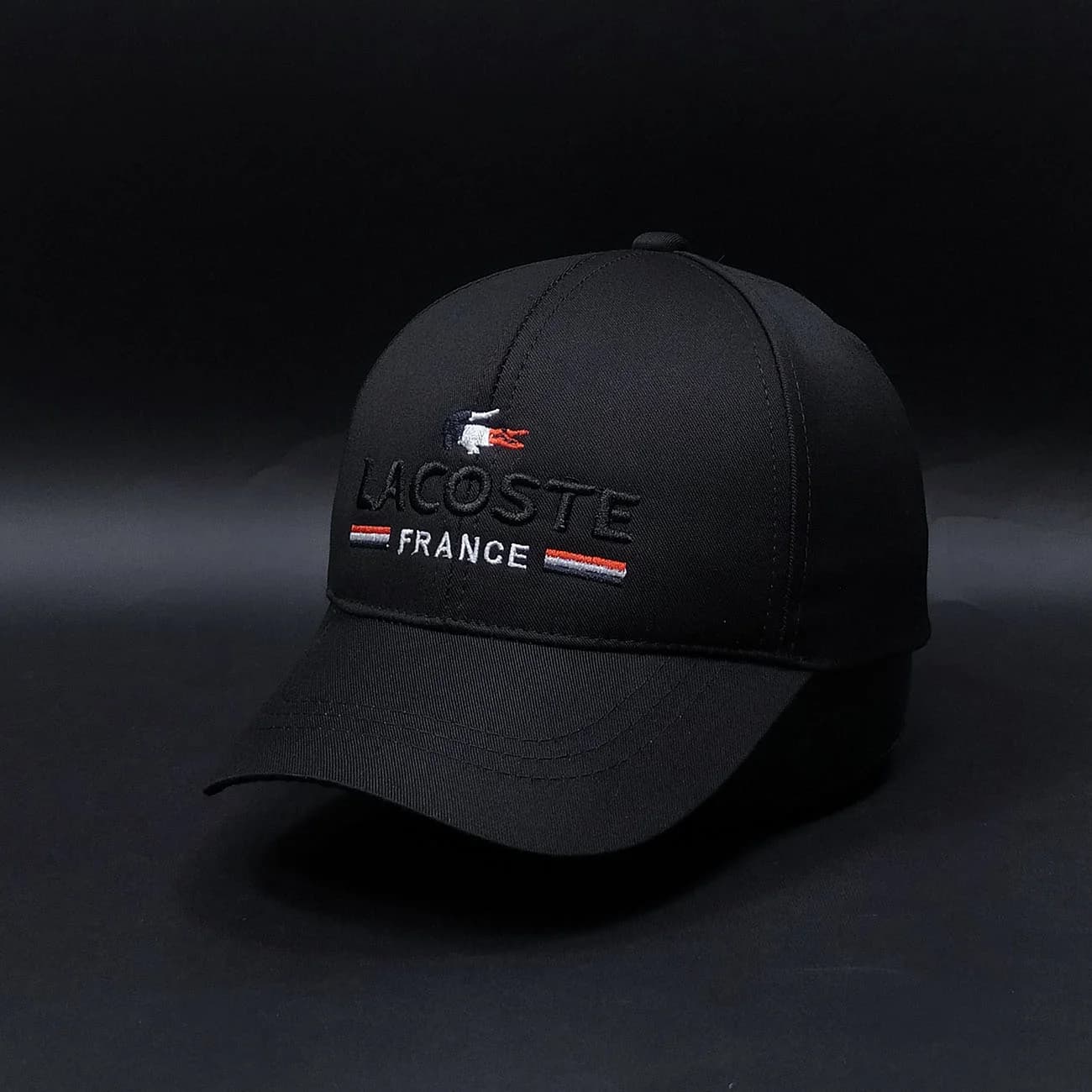 کلاه بیسبالی کتان LACOSTE | کپ مشکی لوگوی کروکودیل و پرچم فرانسه با استایل مینیمال و کژوال