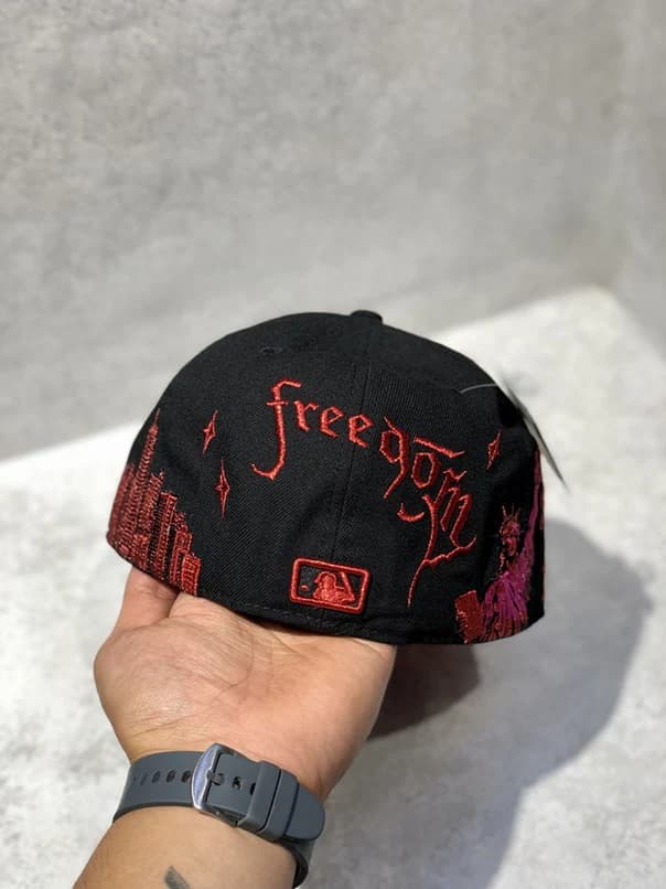 کلاه کپ برند New Era فیت بک طرح LA شاین مشکی قرمز — تصویر ۴