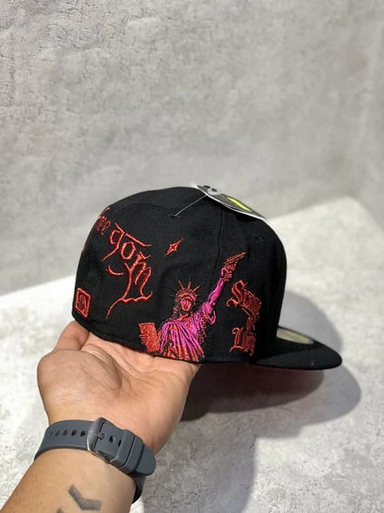کلاه کپ برند New Era فیت بک طرح LA شاین مشکی قرمز — تصویر ۳