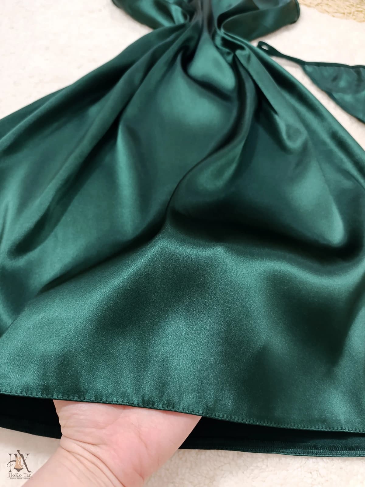 لباس خواب ساتن بلند سبز یاقوتی کد 85 — تصویر ۳