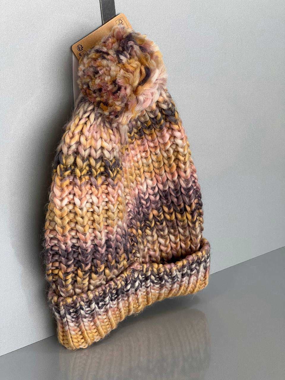 کلاه زمستانی پومدار با بافت رنگارنگ از برند Accessories — تصویر ۳