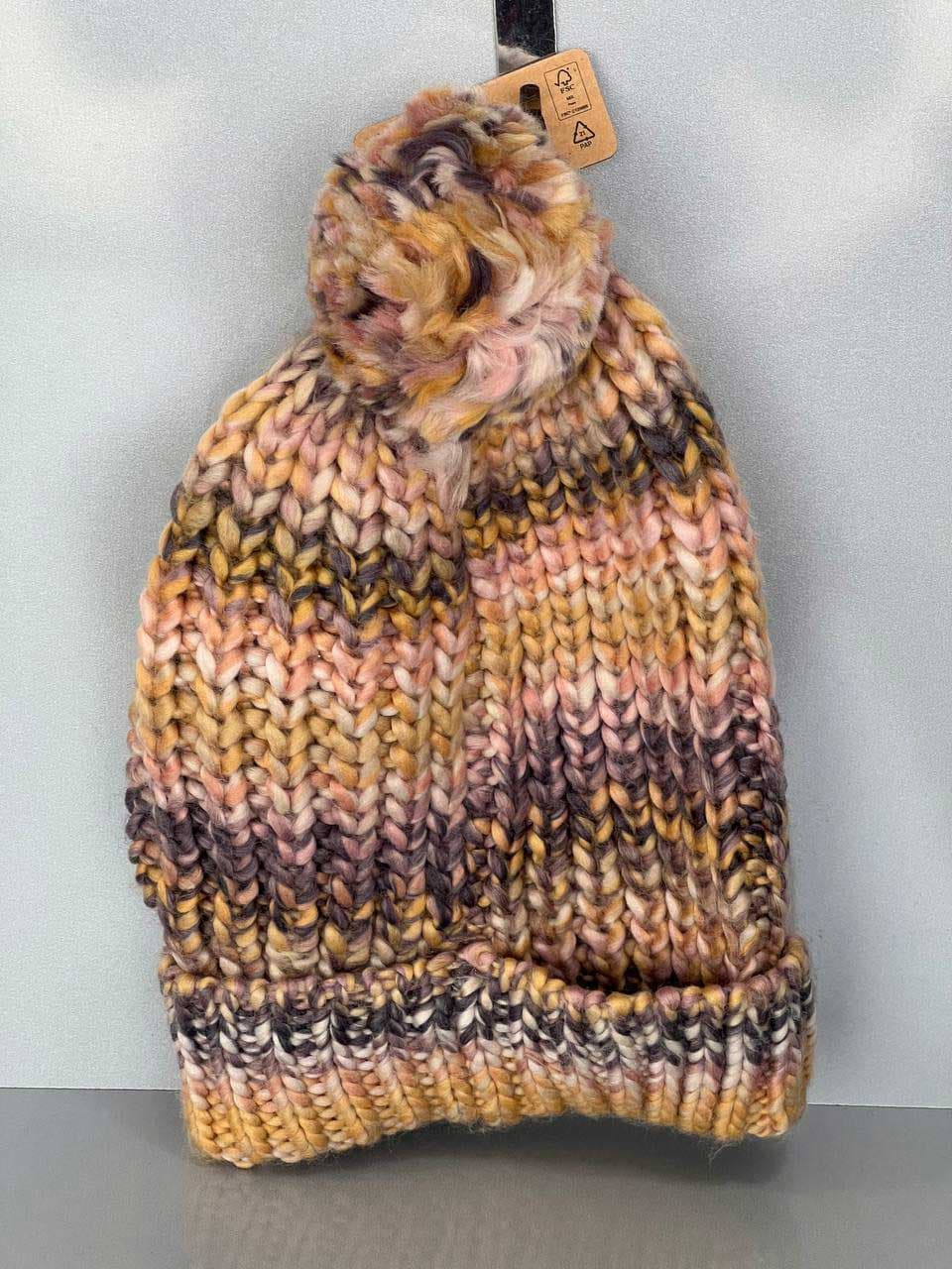 کلاه زمستانی پومدار با بافت رنگارنگ از برند Accessories — تصویر ۴