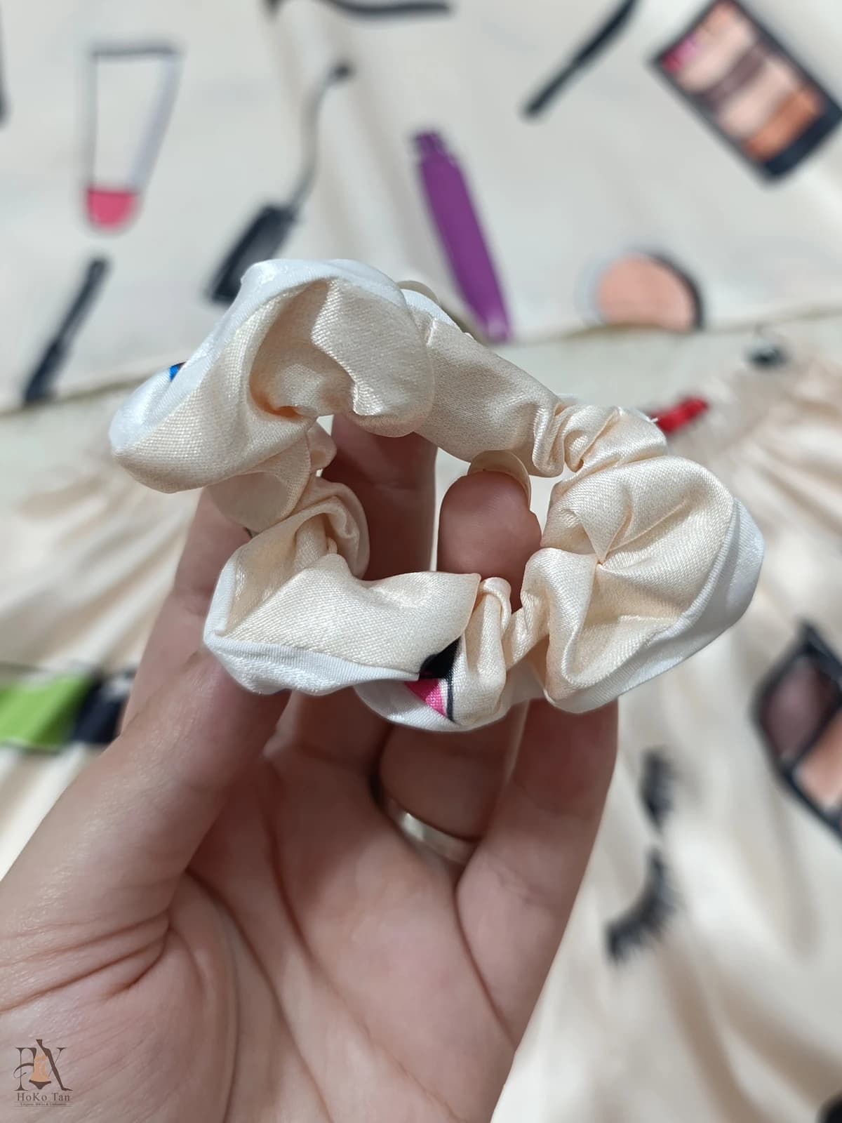 تاپ و شورتک ساتن سایز بزرگ طرح آرایشی کد 75 — تصویر ۳