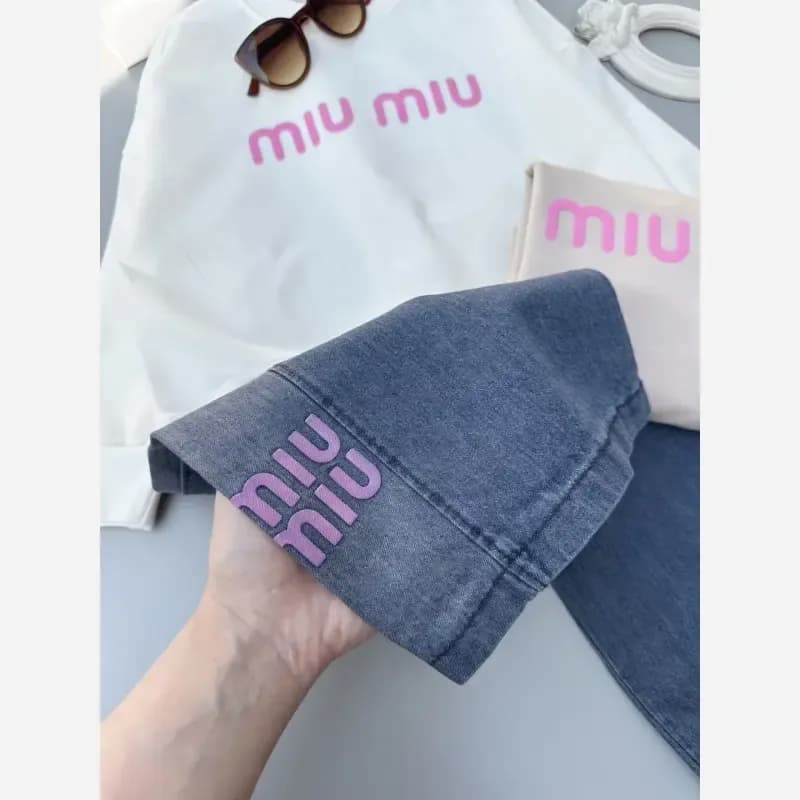 ست بلوز و شلوار لی دخترانه بچگانه طرح Miu Miu دورس لاکرا سایز 45 تا 70 — تصویر ۵