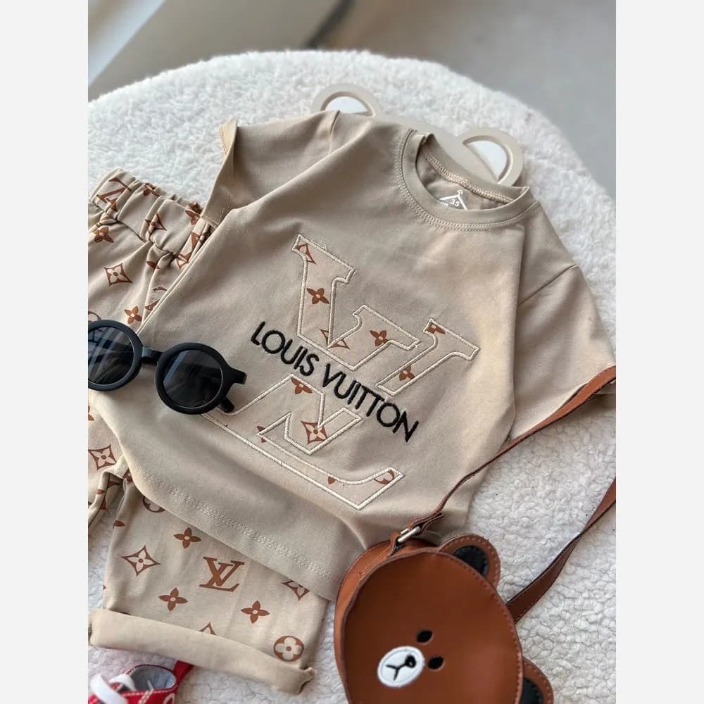 تیشرت شلوارک طرح LV پنبه یکرو لاکرادار رنگ کرم و نسکافه ای — تصویر ۲