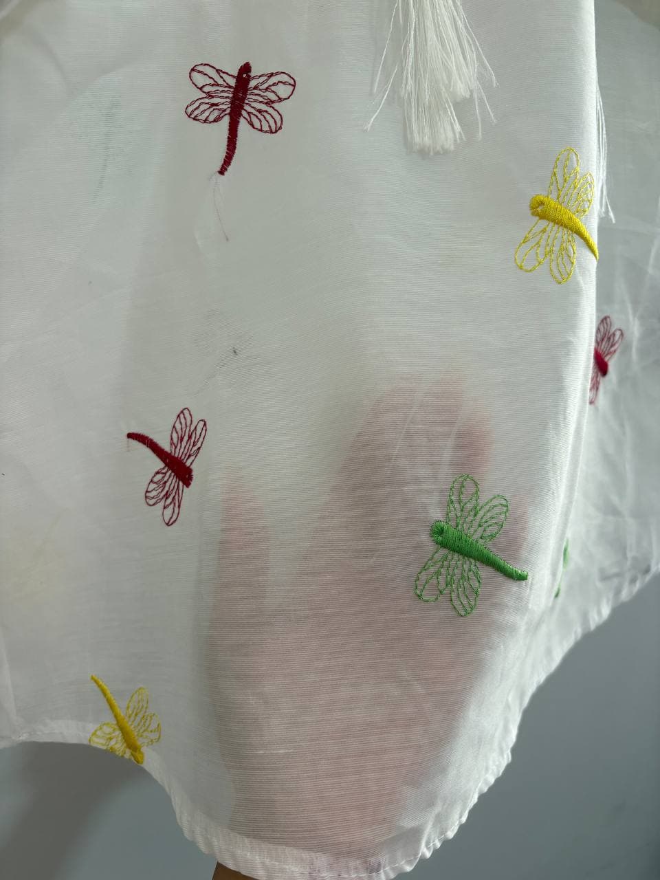شومیز دخترانه شیشه ای گلدوزی شده طرح سنجاقک رنگ سفید 40174 — تصویر ۲