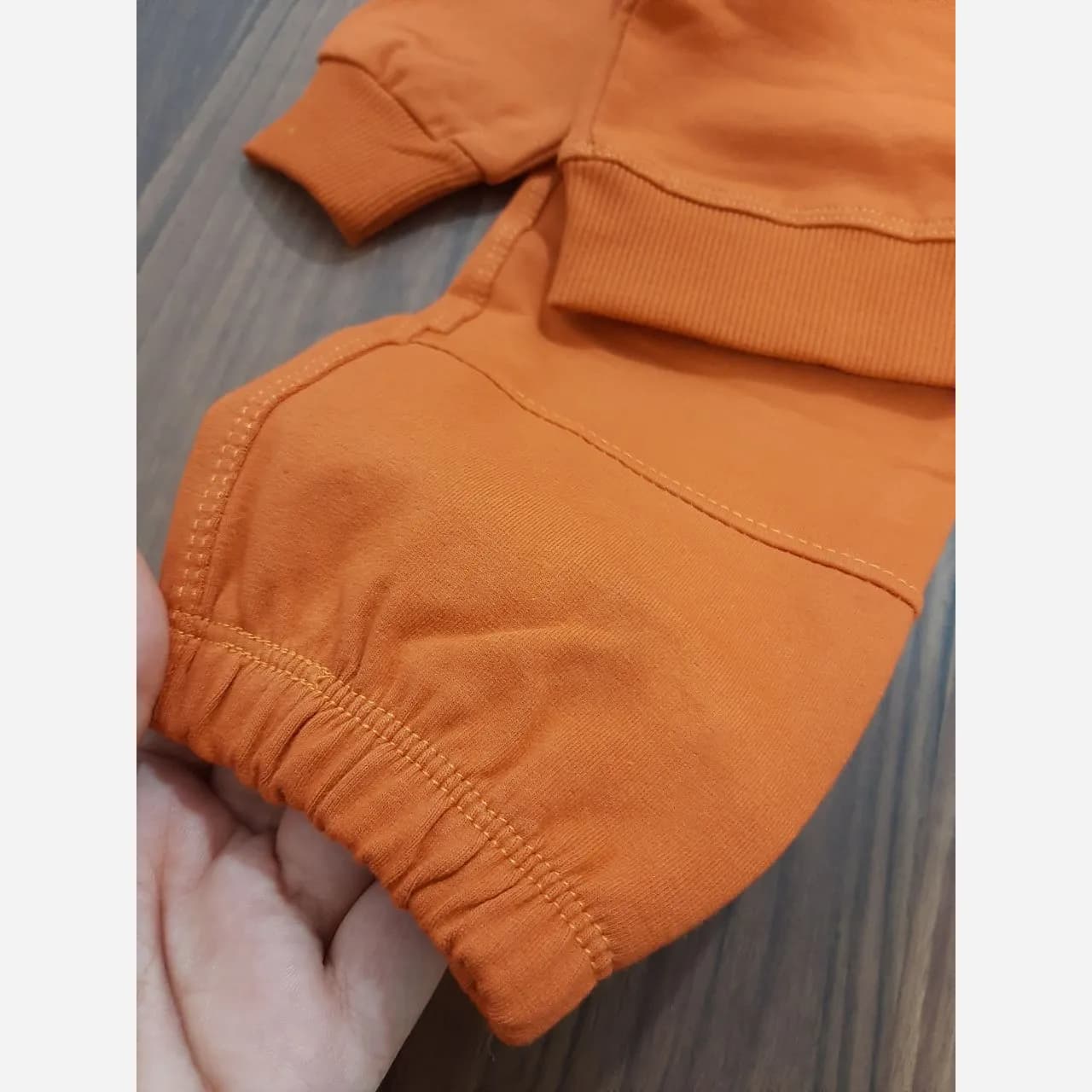ست بلوز و شلوار اسپرت دخترانه و پسرانه گلدوزی شده پنبه دورس طرح هپی دی سایز 35 و 40 — تصویر ۳