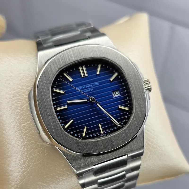 ساعت مچی مردانه پتک فیلیپ موتور ژاپن مدل ناتیلوس نقره ای سرمه ای (Patek Philippe Nautilus) — تصویر ۳