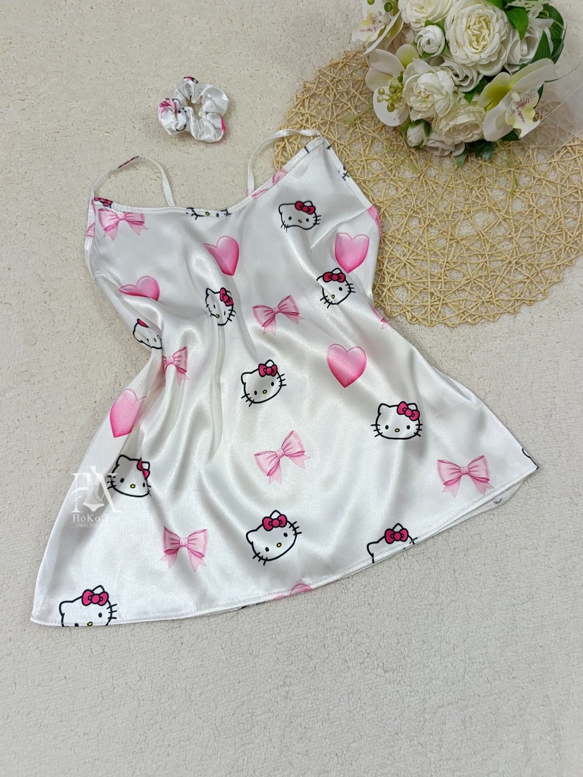 ست تاپ و شورتک ساتن 3 تیکه طرح کیتی کد 54 — تصویر ۴