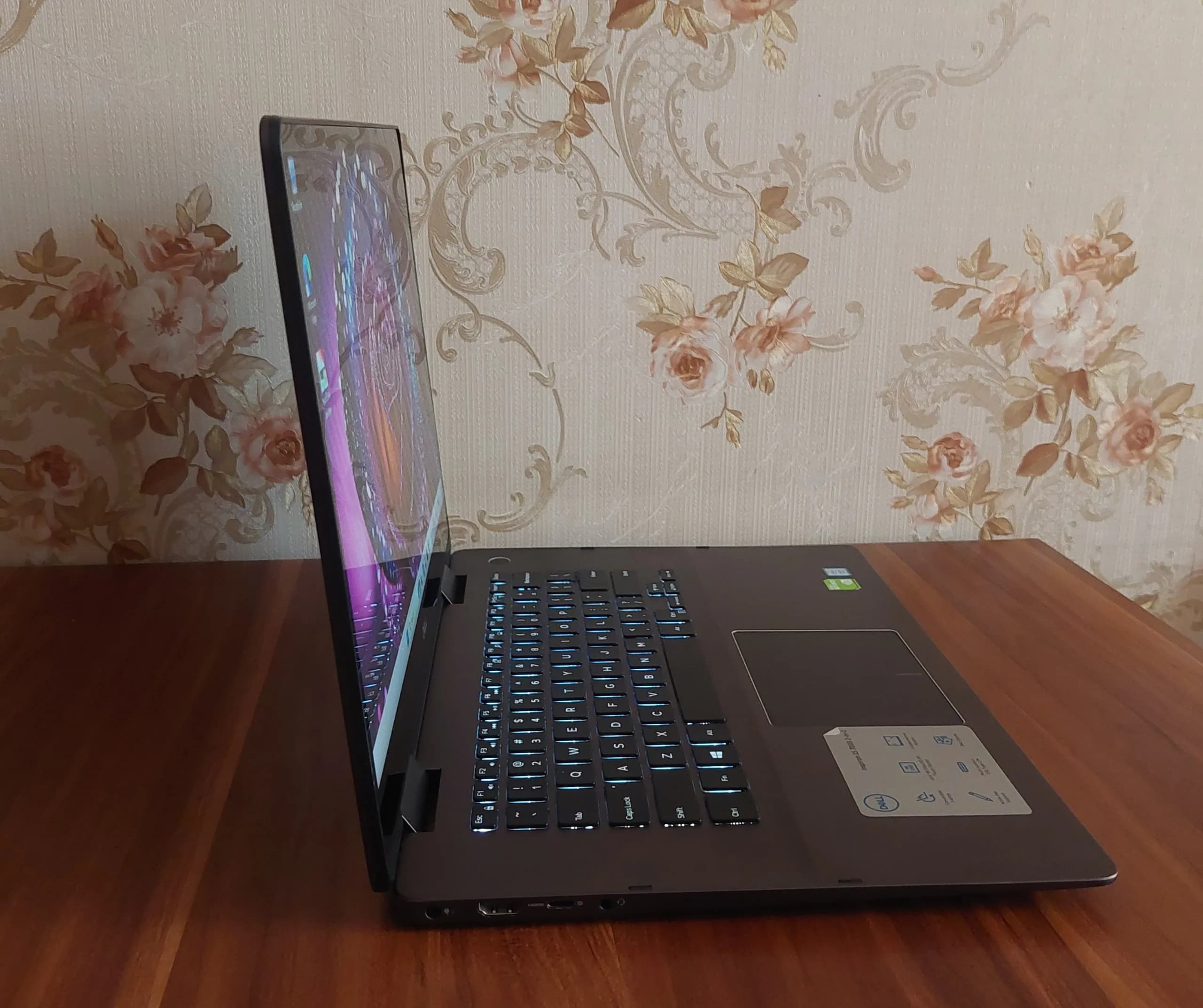 Dell Inspiron 7586 – i5-8250U – 8GB – 256GB SSD – Intel UHD Graphics – 15.6″ FHD لمسی 360 درجه — تصویر ۳