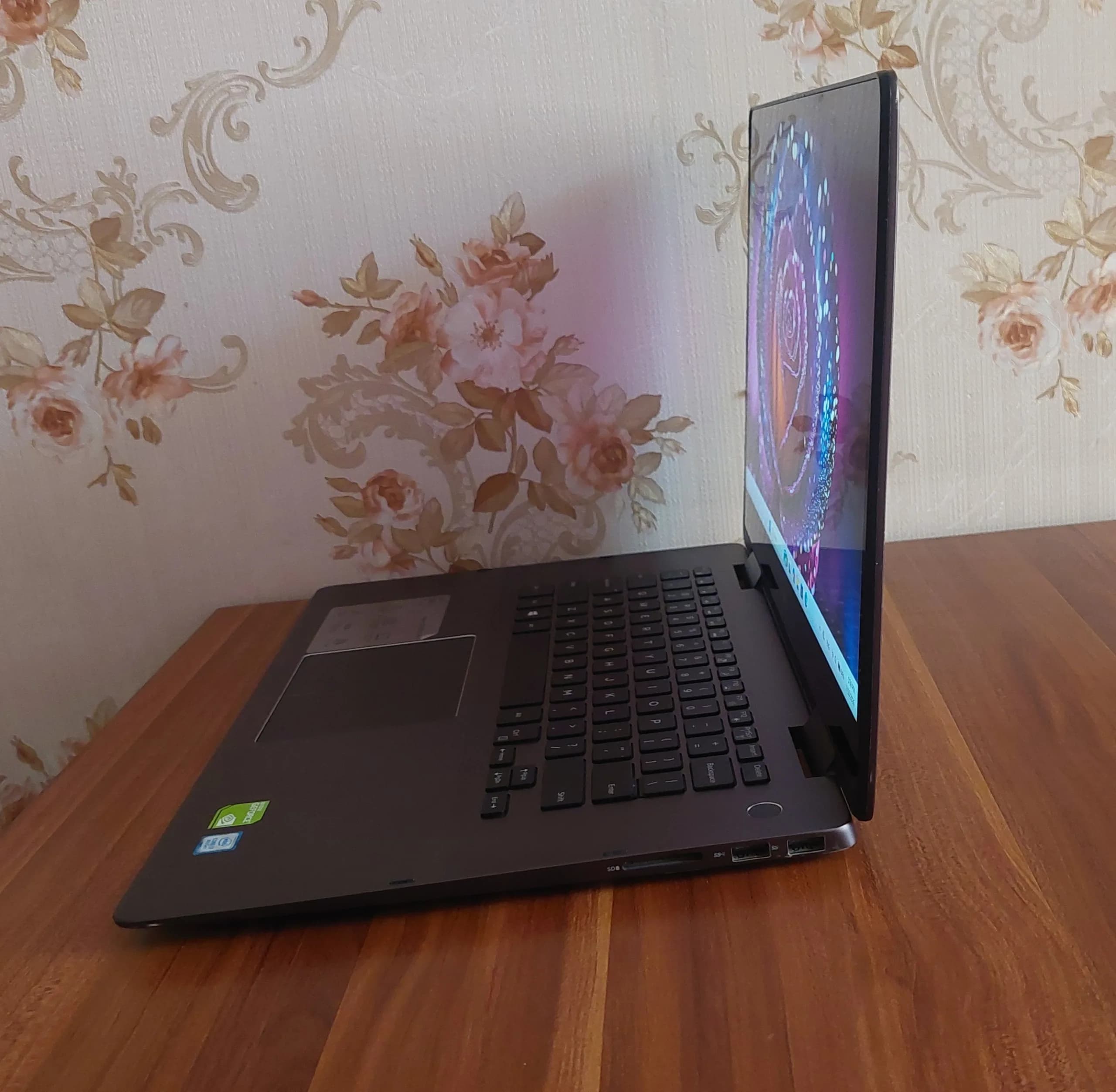 Dell Inspiron 7586 – i5-8250U – 8GB – 256GB SSD – Intel UHD Graphics – 15.6″ FHD لمسی 360 درجه — تصویر ۲