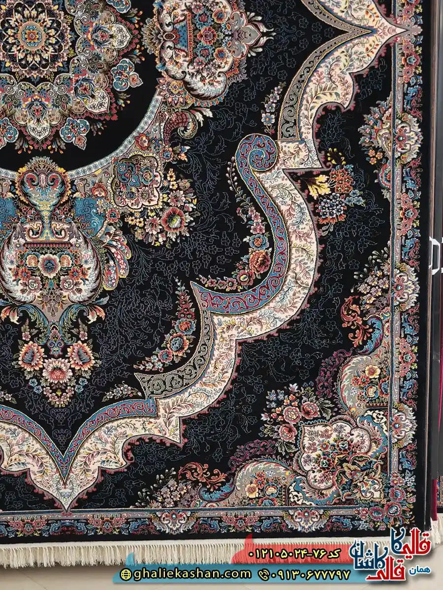 فرش طرح 700 شانه ( 500 شانه ) طرح شهیاد زمینه سرمه ای کاشان — تصویر ۳