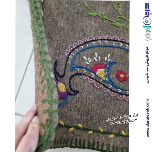 نشیمن نمدی گلدوزی‌شده طرح بته‌جقه — تصویر ۲