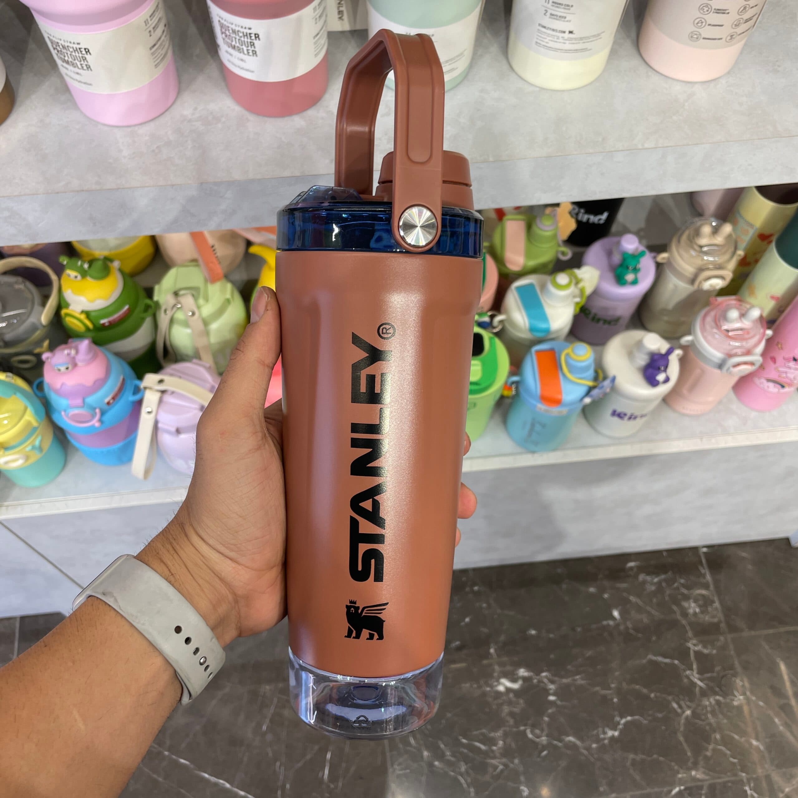 شیکر استنلی شکلاتی مدل ACTIVATE SHAKER BOTTLE مخزندار | بالاترین کیفیت ممکن — تصویر ۲
