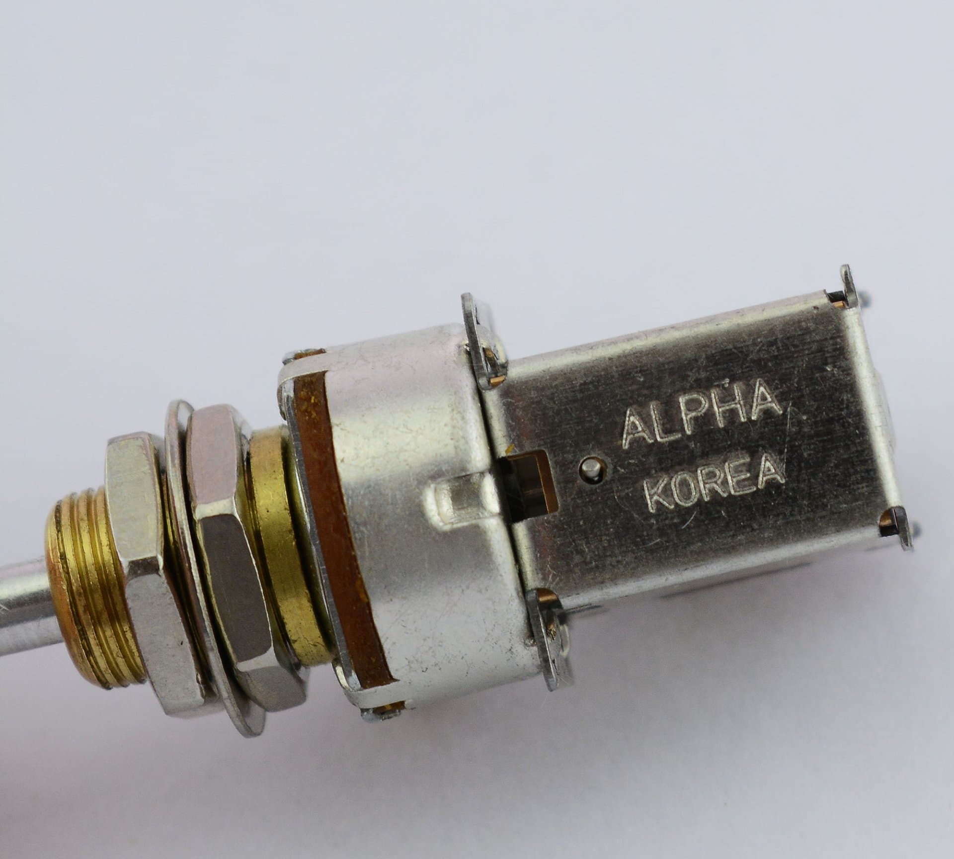 پتانسیومتر پوش پوش شافت برنجی آلفاAlpha A500K Brass Shaft A500K — تصویر ۳