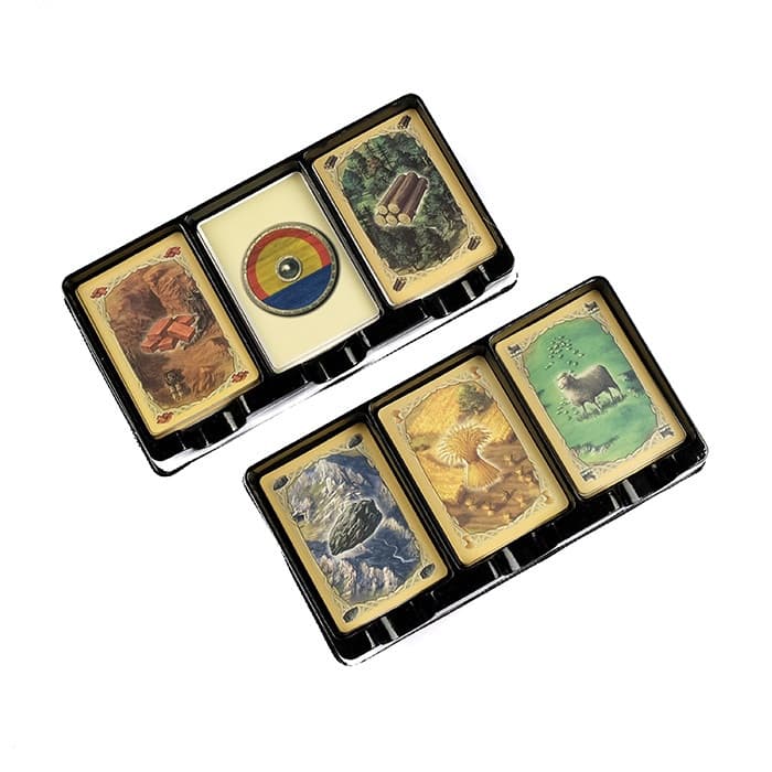 بازی فکری رومیزی مدل مهاجران کاتان گیم باکسیز Settlers of Catan مناسب 2 تا 4 نفر، سن 10 سال به بالا، مدت بازی 60 تا 90 دقیقه، شامل قطعات شش ضلعی زمین، کارت منابع، کارت توسعه و تاس — تصویر ۳