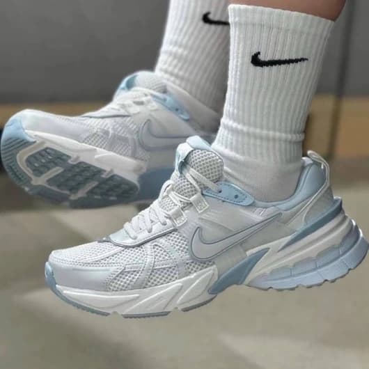 کتونی نایک وی تو کی زیره ایویا نرم و سبک(nike v2k)مردانه وزنانه سفید ابی کد ۱۸۳