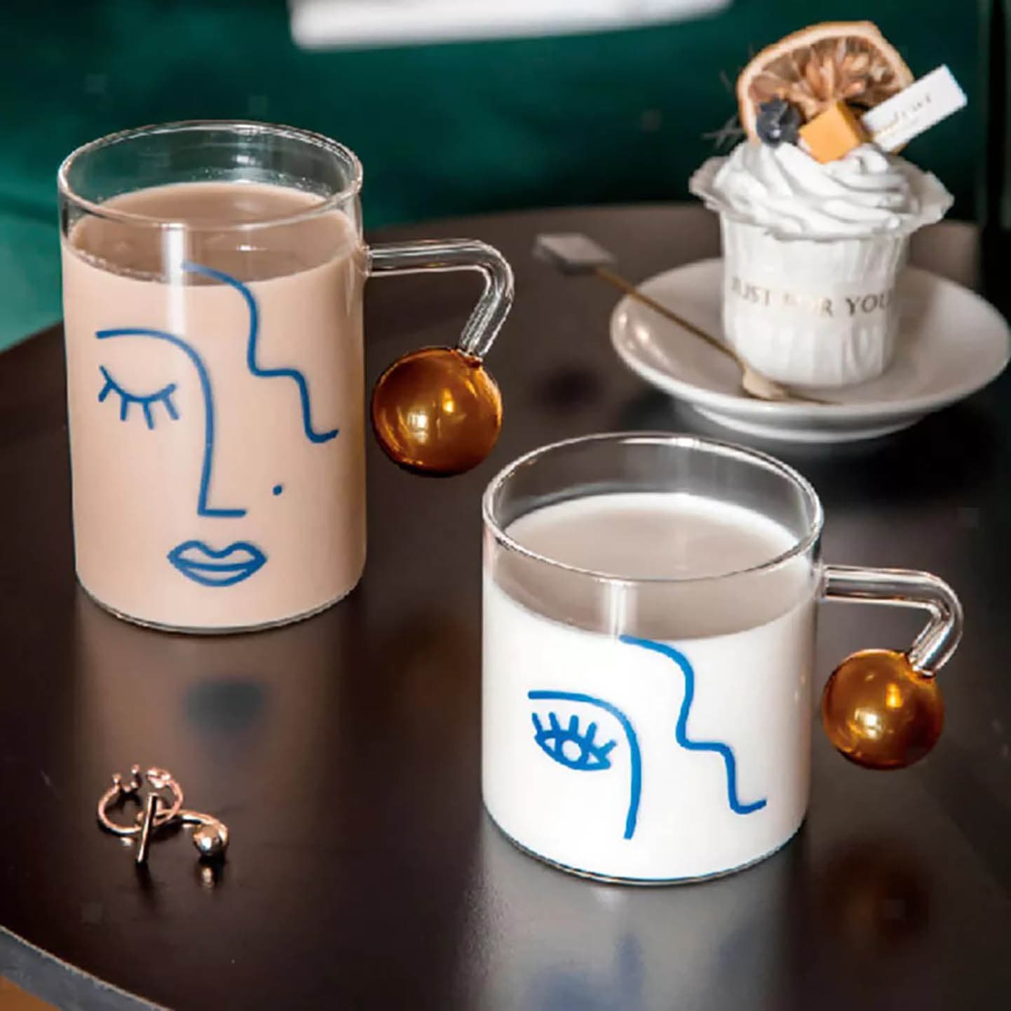 ماگ و لیوان پیرکس بلند دسته گوی طلایی طرح چهره هنری 110 میل – چاپ آبی — تصویر ۳