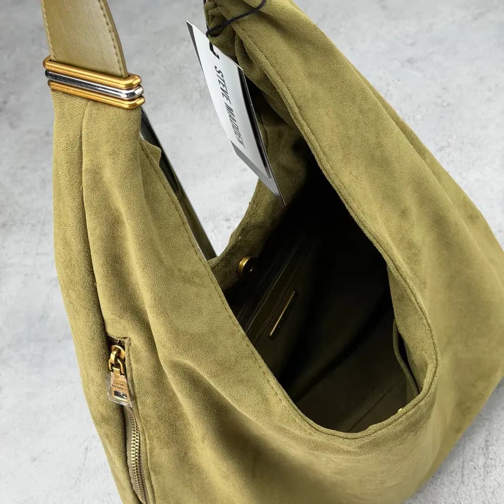 کیف دوشی اورجینال روزمره برند استیو مدن (Steve Madden) | مدل شل مخمل جادار رنگ زیتونی — تصویر ۵