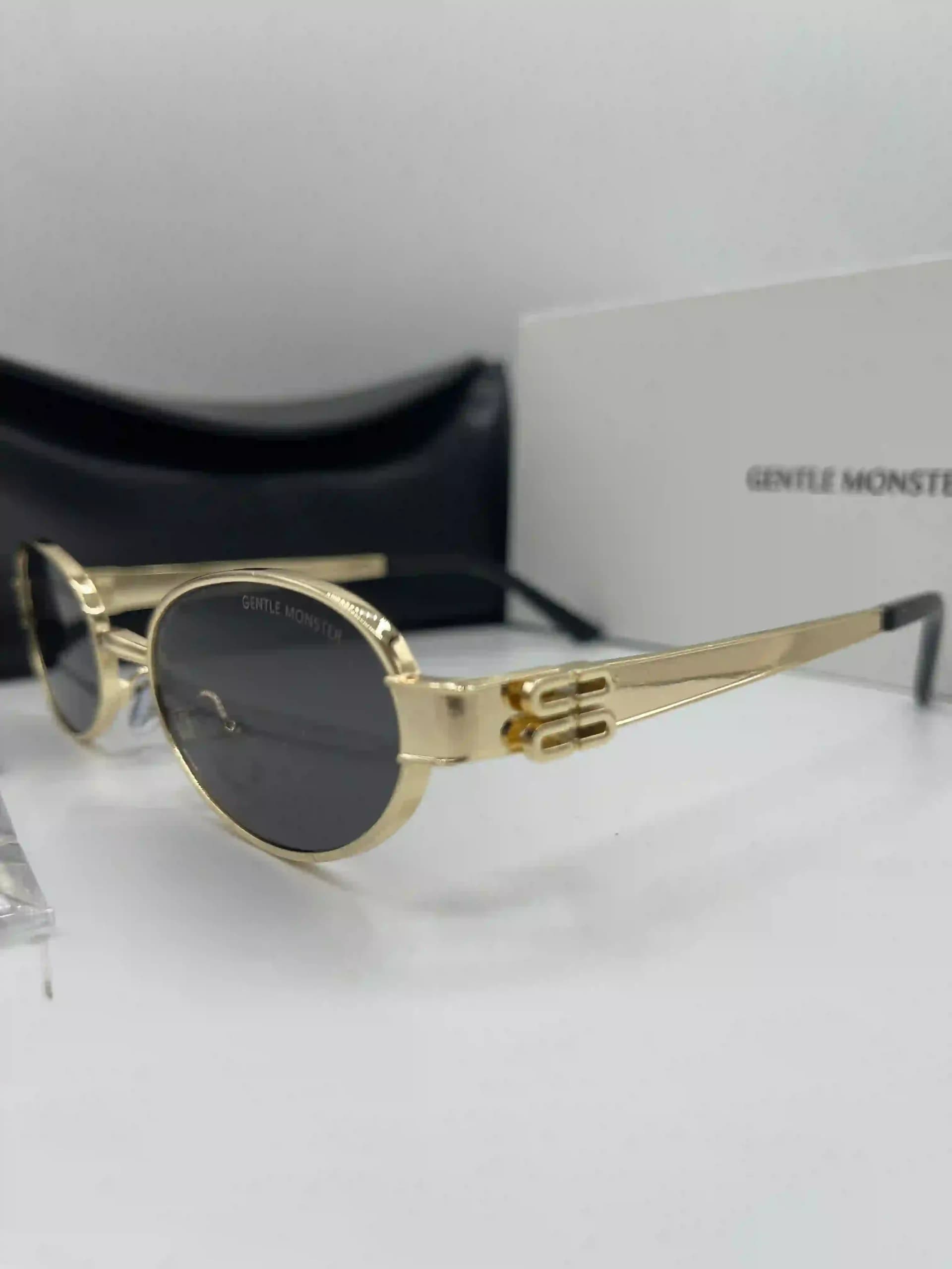 عینک آفتابی بیضی فلزی جنتل مانستر (Gentle Monster) با لنزهای رنگی — تصویر ۳