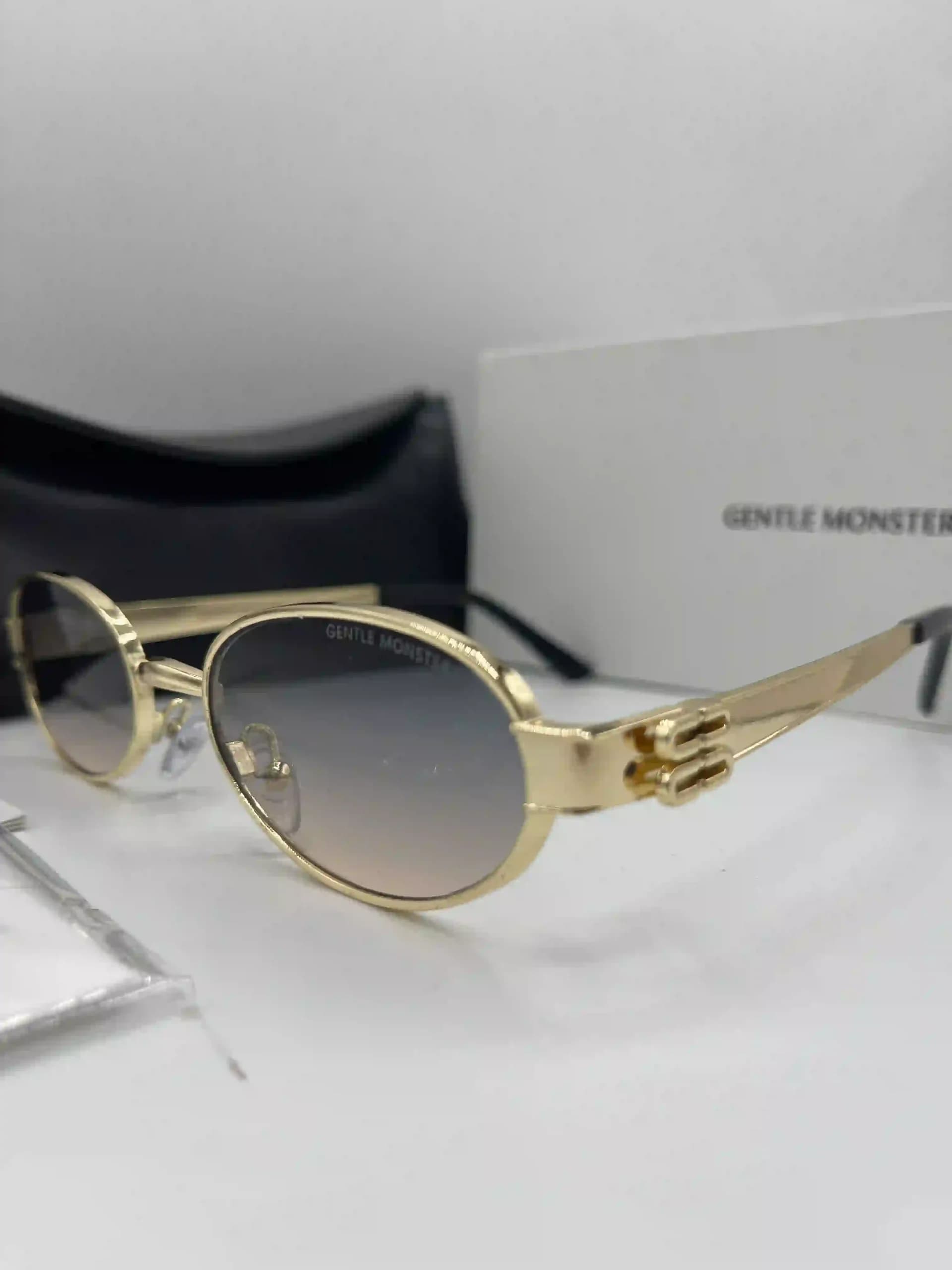 عینک آفتابی بیضی فلزی جنتل مانستر (Gentle Monster) با لنزهای رنگی — تصویر ۷