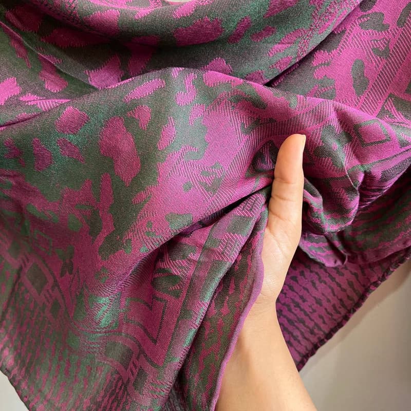 روسری زنانه مدل ژاکارد پوست ماری قواره بزرگ کد 621 — تصویر ۷