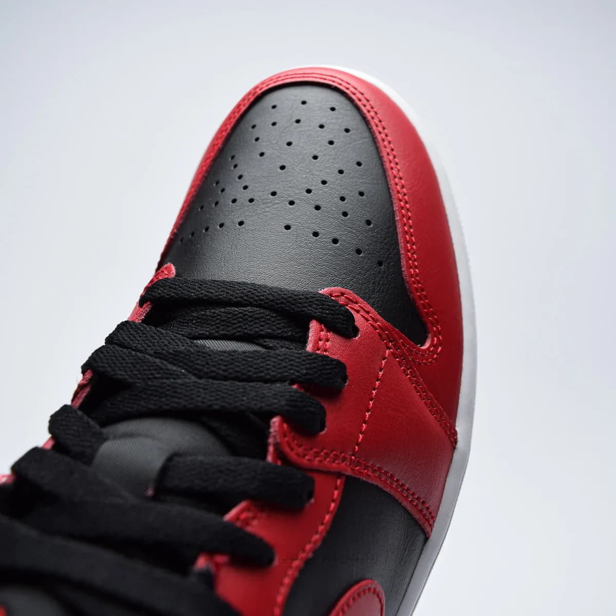 کتونی Nike مدل Air Jordan 1 ‘Reversed Bred’ – 553558-606 — تصویر ۷