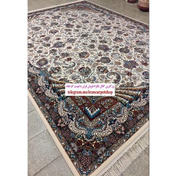فرش 700 شانه طرح زرافشان زمینه کرم عقیق کاشان